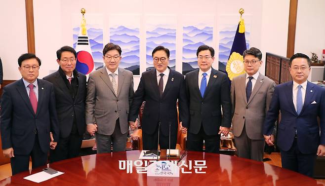 6일 서울 여의도 국회에서 여야가 쟁점 현안인 추경과 연금개혁 등을 논의하기 위해 ‘여야 협의회’를 열었다. 이날 협의회는 더불어민주당이 최상목 대통령 권한대행 부총리 겸 기획재정부 장관의 마은혁 헌법재판관 후보자 임명 보류를 문제 삼아 ‘여야정 협의회’ 불참을 선언하자 우선 정부를 제외하고 여야 간 협의회를 진행하기로 했다.

왼쪽부터 국민의힘 박형수 원내수석부대표, 김상훈 정책위의장, 권성동 원내대표, 우 의장, 더불어민주당 박찬대 원내대표, 진성준 정책위의장, 박성준 원내수석부대표. 20250.03.06 한주형기자