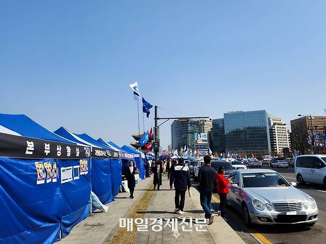 14일 서울 종로구 광화문 앞 경복궁 서십자각 일대에 천막 농성장이 늘어서 있다. [사진 = 김혜진 기자]