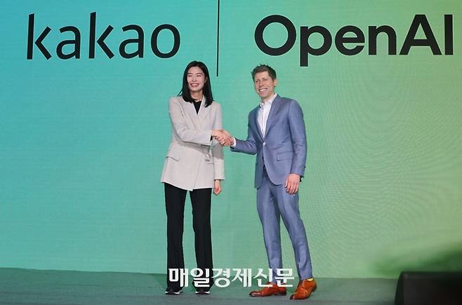 샘 올트먼 오픈AI CEO가 4일 서울 중구 더 플라자 호텔에서 열린 카카오와의 전략적 제휴 관련 기자간담회에서 정신아 카카오 대표와 대담하고 있다. 2025.2.4 [한주형기자]