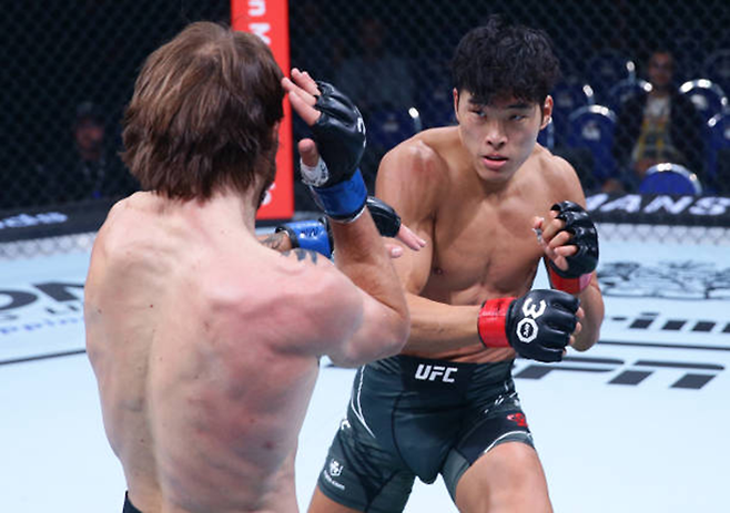 최승우가 2023년 8월 UFC on ESPN+ 83 페더급 경기를 치르고 있다. 사진=TKO