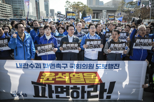 광화문 도착한 더불어민주당 박찬대(앞줄 오른쪽 세 번째) 원내대표를 비롯한 더불어민주당 의원들이 15일 ‘내란 수괴 윤석열 파면 촉구 도보행진’을 마치고 서울 종로구 광화문광장에 도착하고 있다. 뉴시스
