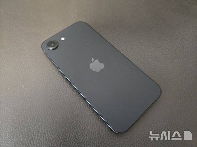 [서울=뉴시스]아이폰16e. (사진=윤현성 기자)