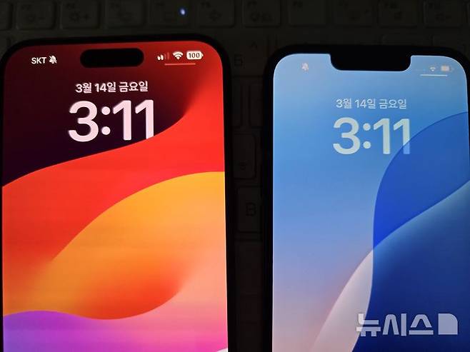 [서울=뉴시스]아이폰16e(오른쪽) 화면에 적용돼있는 '노치' 디자인. 아이폰15 프로 맥스에는 펀치홀 모양의 다이내믹 아일랜드가 적용돼있다. (사진=윤현성 기자)