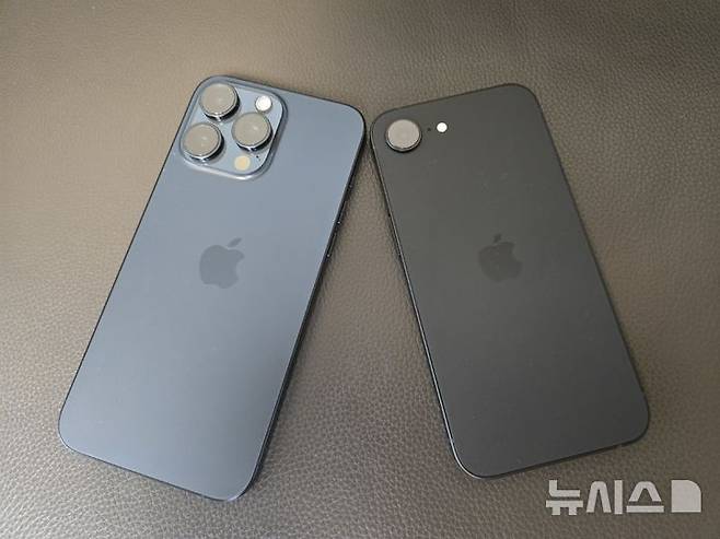 [서울=뉴시스]아이폰16e(오른쪽)와 아이폰15 프로 맥스 크기 비교. (사진=윤현성 기자)