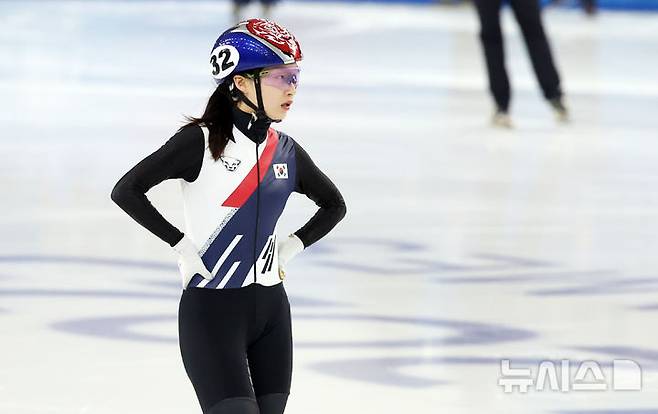 [하얼빈(중국)=뉴시스] 김선웅 기자 = 9일(현지 시간) 중국 하얼빈 헤이룽장 빙상훈련센터에서 열린 2025 하얼빈 동계 아시안게임 쇼트트랙 여자 3000m 계주 결승 경기에서 최민정이 아쉬워하고 있다. 2025.02.09. mangusta@newsis.com