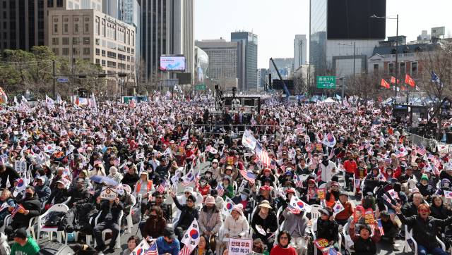▲15일 서울 세종대로에서 대한민국바로세우기운동본부 주최 윤석열 대통령 탄핵 반대 집회가 열리고 있다. ⓒ연합뉴스