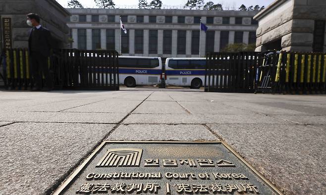 윤석열 대통령에 대한 탄핵심판 선고가 임박한 가운데 10일 서울 종로구 헌법재판소 앞에서 경찰이 근무를 서고 있다. 뉴시스