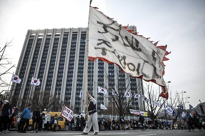 15일 서울 종로구 광화문 동십자각 앞에서 열린 윤석열즉각퇴진 사회대개혁 15차 범시민대행진에서 참가자들이 피켓을 들고 있다.   뉴시스