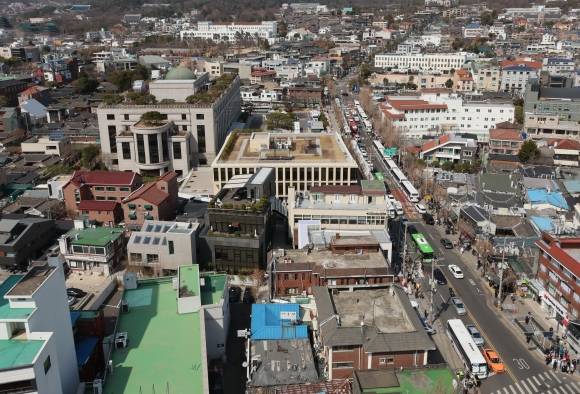 헌재 주변에 세워진 경찰 차벽 - 윤석열 대통령 탄핵심판 선고를 앞두고 지난 14일 서울 종로구 헌법재판소 주변에 경찰 차벽이 세워져 있다.  연합뉴스