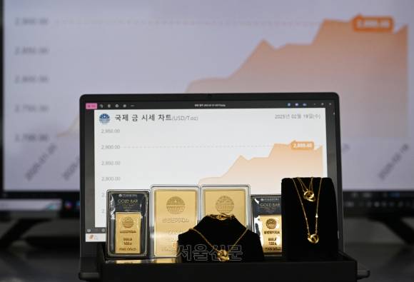 금값이 연이어 상승하던 지난 2월 서울 종로 삼성금거래소에 금 제품이 진열되어 있다. 도준석 전문기자
