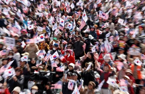 윤석열 대통령에 대한 헌법재판소의 탄핵심판 선고가 임박한 15일 오후 서울 종로구 세종대로 일대에서 열린 대한민국바로세우기국민운동본부와 자유통일당의 ‘3.15 광화문국민대회’에서 참가자들이 윤석열 대통령 탄핵 기각을 촉구하고 있다. 2025.03.15. 뉴시스