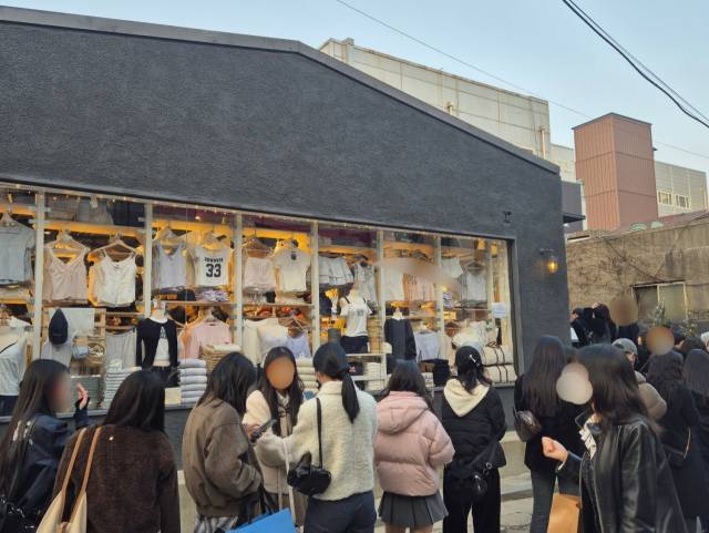 이달 초 서울 성동구 '브랜디 멜빌' 매장 앞에서 소비자들이 줄을 서고 있는 모습. 이날 사람들이 몰리며 매장에 입장하기까지만 30여분이 걸렸다. 정유나 견습기자