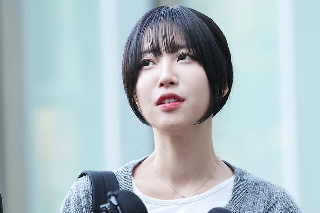 유튜버&nbsp;쯔양(본명 박정원)이 15일 오후 경기 수원시 영통구 수원지방법원에서 열린 유튜버 구제역(본명 이준희)의&nbsp; 3차 공판기일에 증인으로 출석하며 취재진 질문에 답하고 있다. ⓒ연합뉴스