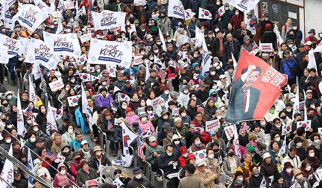 15일 경북 구미시 구미역 앞에서 열린 세이브코리아 주최 국가비상기도회에서 참가자들이 윤석열 대통령 탄핵 반대 구호를 외치고 있다. ⓒ연합뉴스