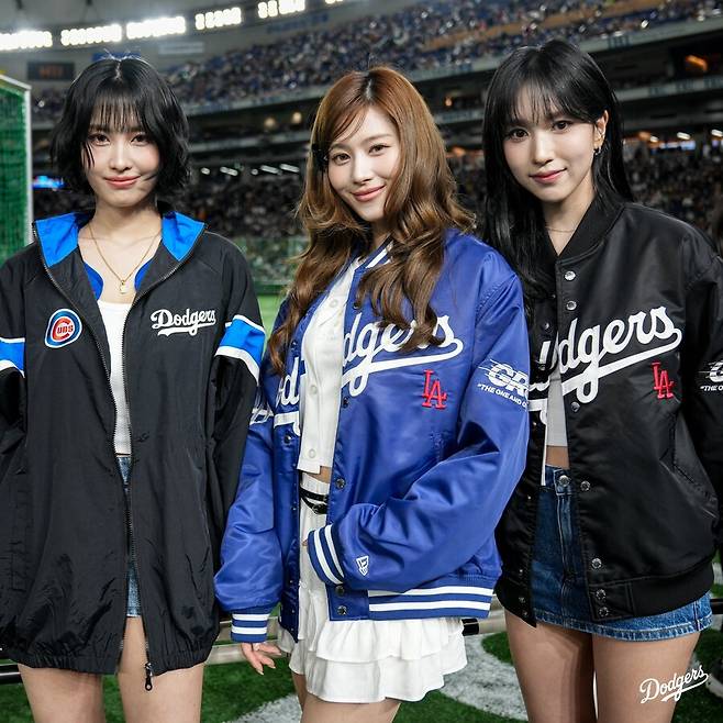 ▲ 트와이스 일본인 멤버들로 이뤄진 3인조 유닛 그룹 미사모의 모모 사나 미나. 16일 LA 다저스와 한신 타이거즈의 경기에서 시구를 맡을 예정이다. 15일 경기에 앞서 그라운드 동선을 확인하기 위해 도쿄돔에 방문했다. ⓒ 다저스 SNS