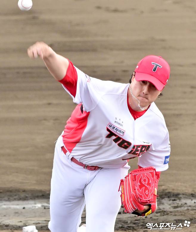 3일 오후 일본 오키나와 킨 구장에서 열린 KT 위즈와 KIA 타이거즈의 연습경기, 9회초 KIA 정해영이 공을 힘차게 던지고 있다. 엑스포츠뉴스 DB