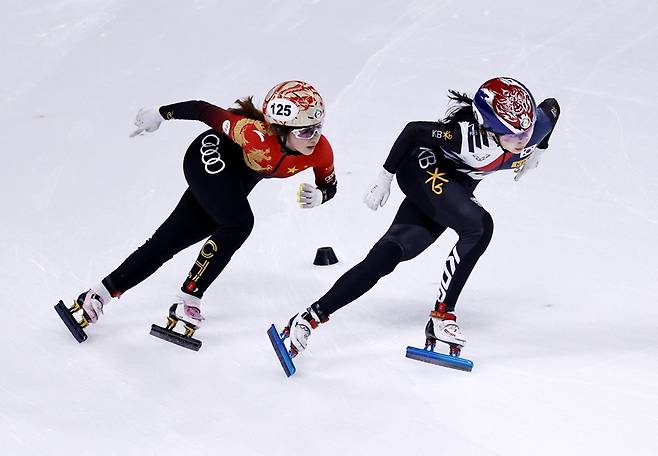 한국 여자 쇼트트랙 국가대표 최민정(오른쪽)이 15일 중국 베이징에서 열린 2025 ISU 쇼트트랙 세계선수권대회에서 여자 1000m 경기에 임하고 있다. REUTERS/연합뉴스