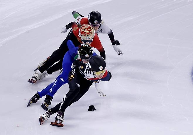 한국 여자 쇼트트랙 국가대표 김길리가 15일 중국 베이징에서 열린 2025 ISU 쇼트트랙 세계선수권대회에서 여자 1000m 경기에 임하고 있다. REUTERS/연합뉴스