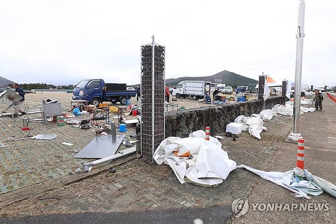 강풍에 제주들불축제 아수라장 (제주=연합뉴스) 박지호 기자 = 2025 제주들불축제 이틀째인 15일 제주시 애월읍 봉성리 새별오름 일대 축제 행사장이 강풍으로 인해 아수라장이 돼 있다. 
    제주시는 이날 오전 행사 전면 취소를 공지했다. 2025.3.15 jihopark@yna.co.kr