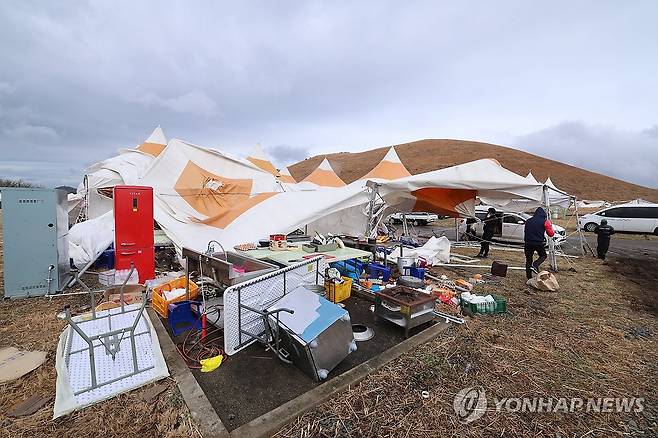 강풍에 제주들불축제 아수라장 (제주=연합뉴스) 박지호 기자 = 2025 제주들불축제 이틀째인 15일 제주시 애월읍 봉성리 새별오름 일대 축제 행사장이 강풍으로 인해 아수라장이 돼 있다. 
    제주시는 이날 오전 행사 전면 취소를 공지했다. 2025.3.15 jihopark@yna.co.kr