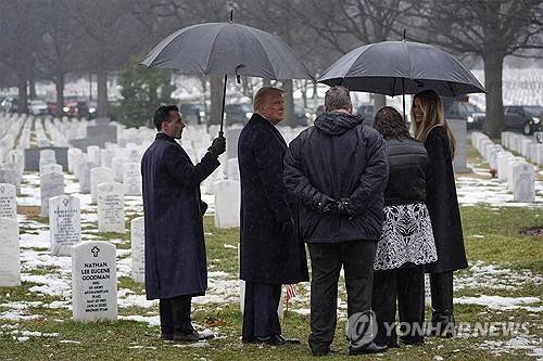 지난 1월 19일(현지시간) 알링턴 국립묘지 찾은 트럼프 대통령 [AP=연합뉴스 자료사진]