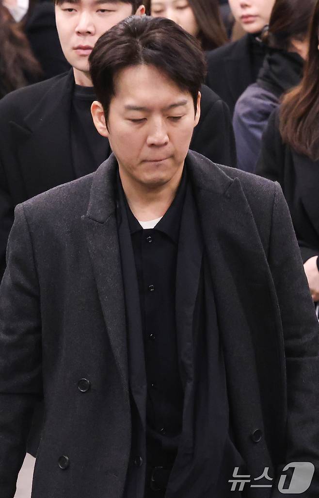 16일 오전 서울 강남구 삼성서울병원 장례식장에서 고(故) 휘성의 영결식 및 발인이 열린 가운데 고인의 절친으로 알려진 가수 하동균이 이동하고 있다. (공동취재) 2025.3.16/뉴스1 ⓒ News1 이동해 기자