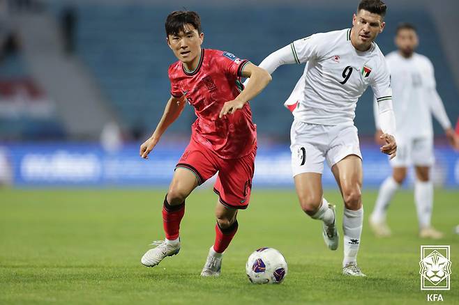 요르단을 상대로 돌파하는 황인범.(대한축구협회 제공) 2024.11.20/뉴스1