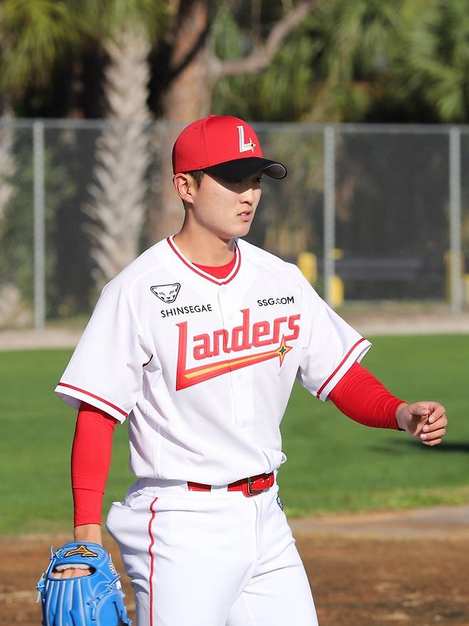 SSG 김건우가 1일(한국시간) 미국 플로리다주 베로비치 재키 로빈슨 트레이닝 콤플렉스에서 진행 중인 2025 스프링캠프에서 캐치볼을 하고 있다. 사진 | SSG 랜더스