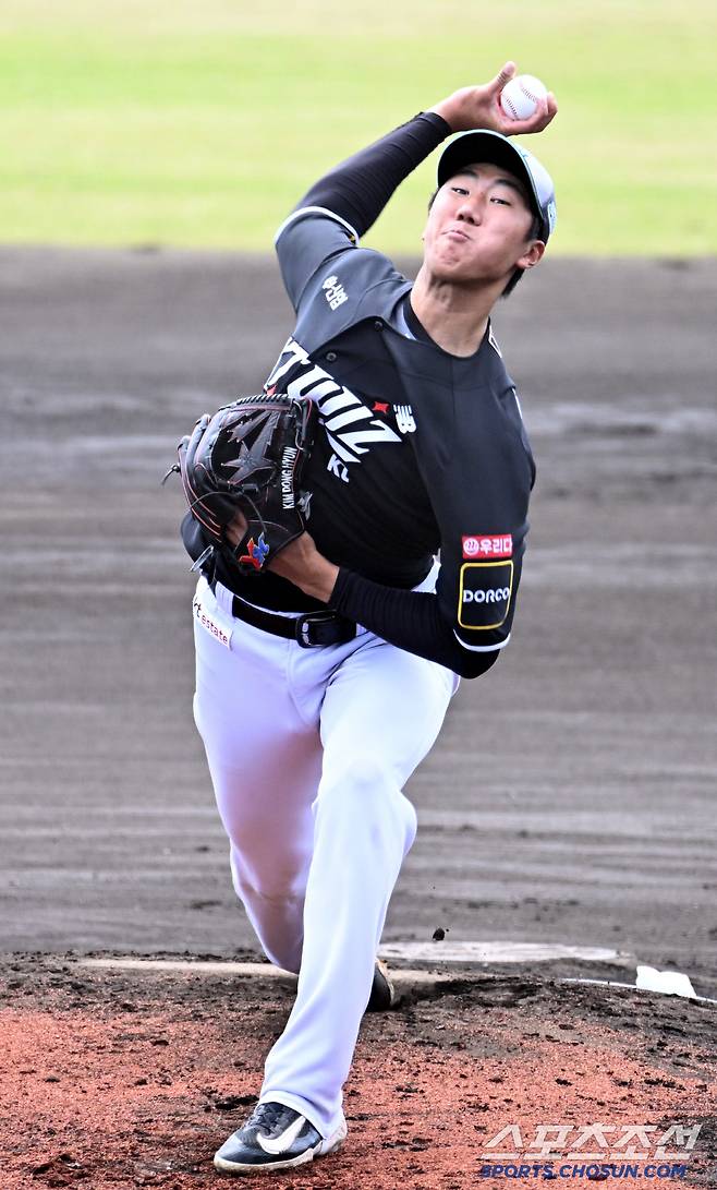 26일 일본 오키나와 고친다구장에서 열린 KT와 한화의 연습경기, KT 선발투수 김동현이 역투하고 있다. 오키나와(일본)=허상욱 기자 wook@sportschosun.com/2025.02.26/