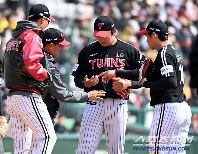 16일 인천SSG랜더스필드에서 열린 시범경기 LG와 SSG의 경기, 1회말 LG 선발투수 손주영이 SSG 최지훈의 강습타구를 글러브를 끼운 오른손으로 막아낸 후 상태를 점검하고 있다. 인천=허상욱 기자wook@sportschosun.com/2025.03.16/