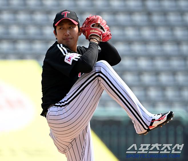 16일 인천SSG랜더스필드에서 열린 시범경기 LG와 SSG의 경기, LG 선발투수 손주영이 역투하고 있다. 인천=허상욱 기자wook@sportschosun.com/2025.03.16/