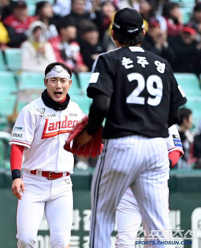 16일 인천SSG랜더스필드에서 열린 시범경기 LG와 SSG의 경기, 1회말 SSG 최지훈이 자신의 타구를 글러브를 끼운 오른손으로 막아낸 LG 손주영을 보며 괜찮냐며 묻고 있다. 인천=허상욱 기자wook@sportschosun.com/2025.03.16/