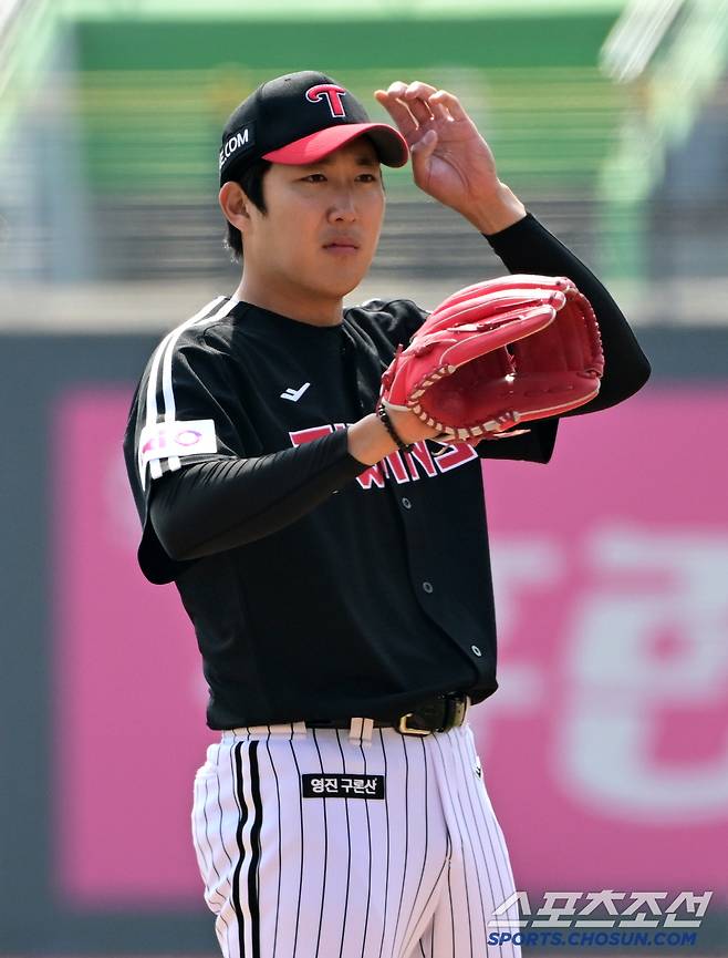 9일 수원KT위즈파크에서 열린 KBO리그 KT 위즈와 LG 트윈스의 시범경기. LG 손주영이 숨을 고르고 있다. 수원=박재만 기자 pjm@sportschosun.com/2025.03.09/