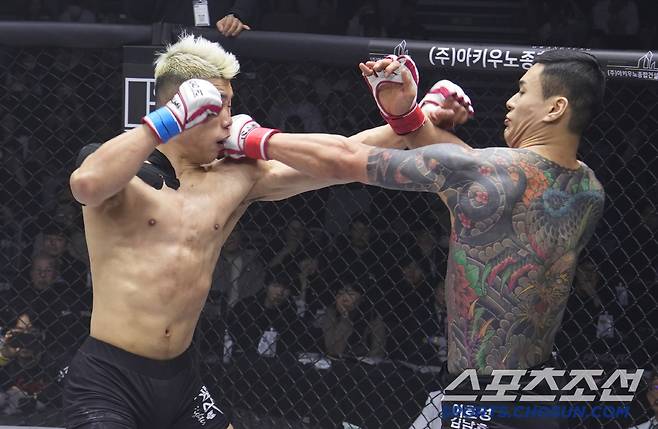 황인수가 임동환에게 펀치를 날리고 있다. 사진제공=로드FC