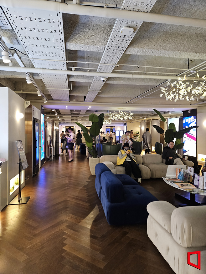 외국인 관광객이 많이 찾는 서울 중구 명동의 한 피부과. 외국인 관광객들을 직원이 안내하고 있다. 전진영 기자.