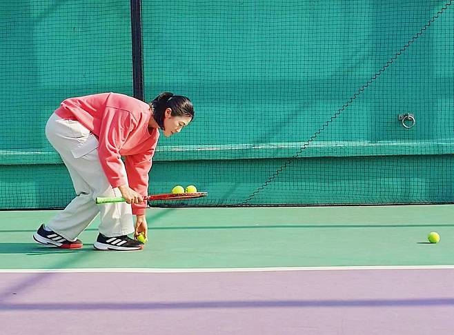 김은희 전 국민의힘 의원이 자신이 운영하는 테니스장에서 공을 정리하고 있다. /김 전 의원 제공