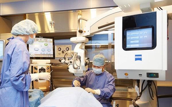 서울의 한 안과병원에서 백내장 수술을 하고 있다. 기사 내용과는 관련 없음. /조선DB