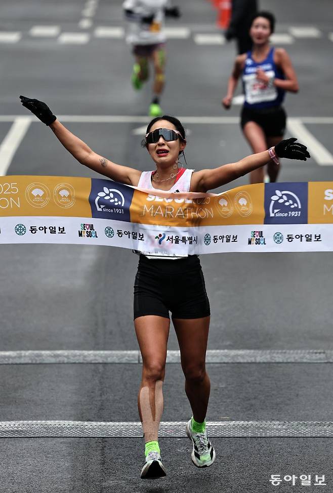 충주시청 임예진이 16일 열린 2025서울마라톤 겸 제95회 동아마라톤에서 국내 여자부에서 지난해에 이어 2년 연속 1위로 골인하고 있다. 양회성 기자 yohan@donga.com