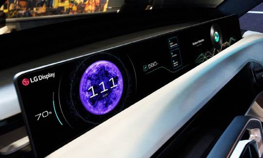 LG디스플레이가 업계 최초로 양산에 돌입한 초대형 차량용 디스플레이 '40인치 필러투필러' 모습. <LG디스플레이 제공>