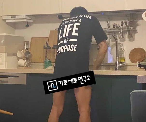 가세연이 지난 15일 김수현으로 추정되는 남성의 노출 사진을 공개했다. 사진=유튜브 가세연