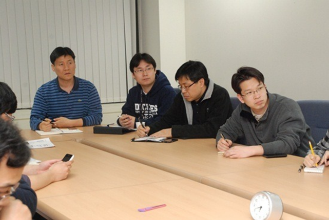 2011년 3월 4일 디도스 발생 당시 직원들이 대책을 논의하는 모습. 안랩 제공