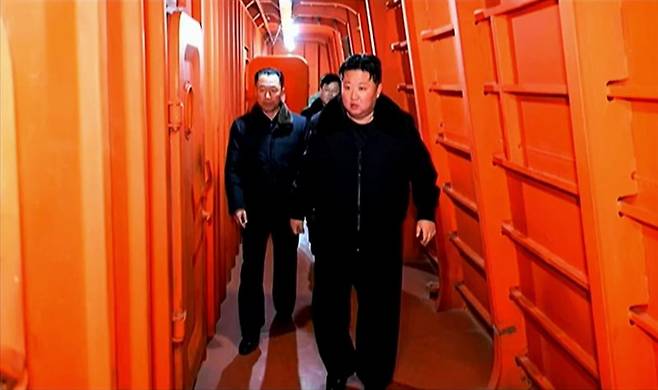 김정은 북한 국무위원장이 핵 추진 잠수함 등 함선·함정 건조 사업 실태를 시찰했다고 조선중앙TV가 지난 8일 보도했다. 사진= 조선중앙TV 캡처