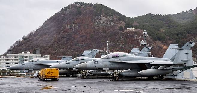 지난 3일 부산 작전기지에 입항한 미국 핵 추진 항공모함 '칼빈슨함'(CVN-70) 갑판에 F/A-18 전투기를 비롯한 항공기들이 도열해 있다. 사진=공동취재단