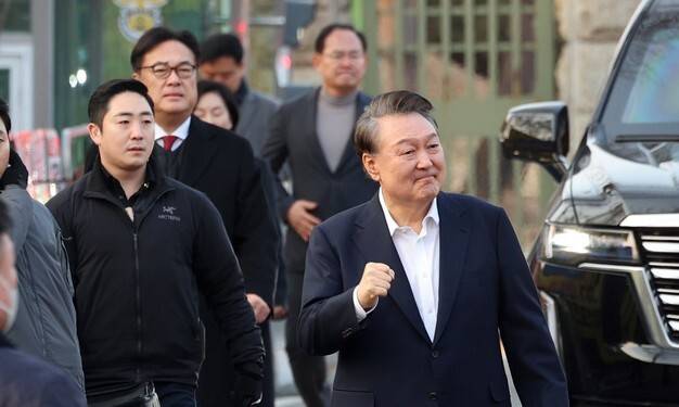 윤석열 대통령이 3월 8일 오후 경기 의왕시 서울구치소에서 석방돼 지지자들에게 인사하며 걸어 나오고 있다. 김영원 기자 forever@hani.co.kr