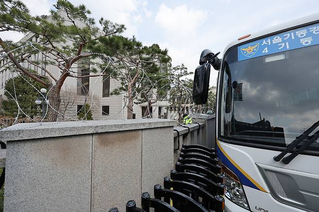 헌법재판소의 윤석열 대통령 탄핵 심판 선고가 임박한 가운데 16일 서울 종로구 헌법재판소 울타리에 철조망이 설치되어 있다. 연합뉴스