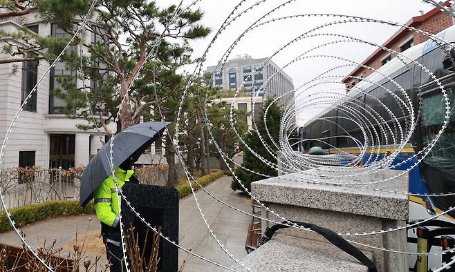 윤석열 대통령 탄핵 심판 선고가 임박한 것으로 예상되는 가운데 16일 오전 서울 종로구 헌법재판소 담장에 철조망이 설치돼있다. 정용일 선임기자 yongil@hani.co.kr