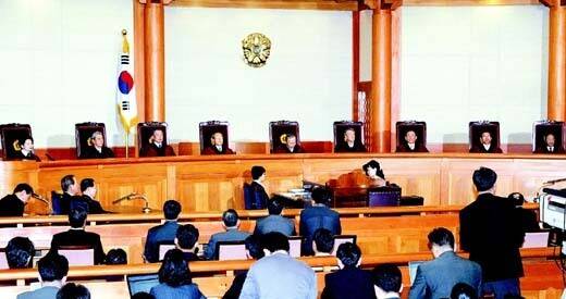 2004년 5월14일 노무현 전 대통령 탄핵 선고 당일 헌법재판소 대심판정 모습. 한겨레 자료사진