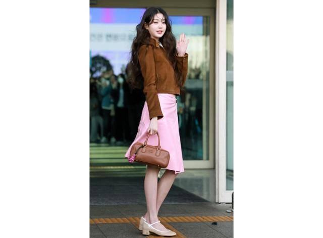 장원영이 미디스커트를 소화했다. 뉴스1