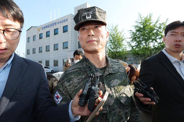 임성근 전 해병대 1사단장이 2024년 5월 14일 경북 경산시 경북경찰청 형사기동대에서 '해병대 채 상병 순직 사건'과 관련해 22시간이 넘는 조사를 받고 청사를 나서고 있다. 경산=연합뉴스