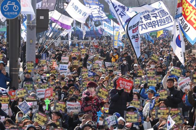 16일 서울 종로구 경복궁 동십자각 앞에서 윤석열 대통령 탄핵 촉구 집회가 열리고 있다. 연합뉴스
